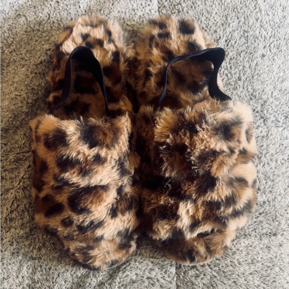 Leopard slippers